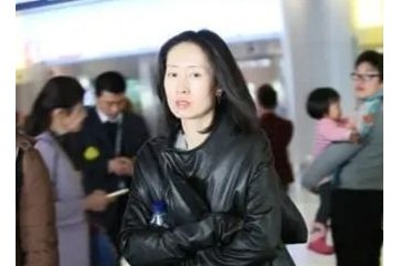 刘敏涛早就不扮嫩眉毛秃了都敢素颜出门同龄里真实稀有