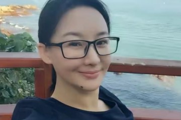 孙楠前妻买红妹晒游览美照黑色连衣裙配运动鞋真是越活越年青