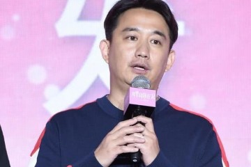 黄磊总算瘦了穿蓝色牛仔衣和孙莉合影脸小了一圈颜值帅回20岁