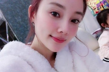 李小璐秀甜馨上瘾母女穿亲子装跳舞手上细节却露出年岁