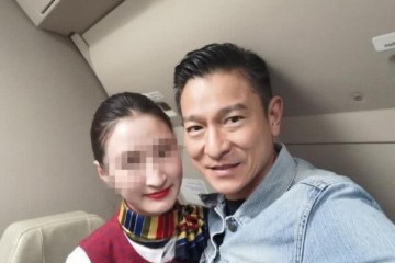 空姐和刘德华合影他亲身掌镜拍完细看网友称他怎样拍都帅